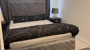 Appartement, 1 grand lit | 1 chambre, fer et planche à repasser, Wi-Fi gratuit, draps fournis