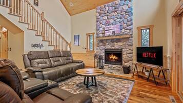 Una Smart TV, una chimenea, una oficina