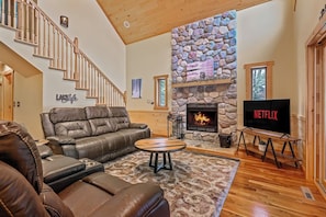 Smart TV, chimenea, oficina