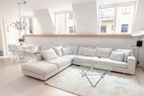 Appartement luxueux | Aire de séjour | Téléviseur à écran plat de 40 po avec télévision par câble, téléviseur