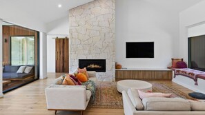 TV, fireplace, streaming services - Moggs Creek Luxury Escape - Luxurious Family Getaway (Moggs Creek)