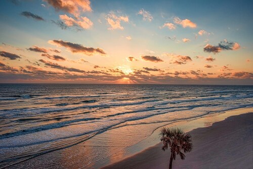Daytona Ocean front 2BR • Ocean Views • Heated Pool • Walk to Pier nodrive beach
