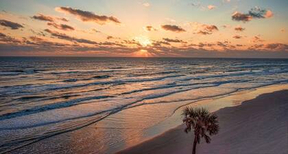 Daytona Ocean front 2BR • Ocean Views • Heated Pool • Walk to Pier nodrive beach