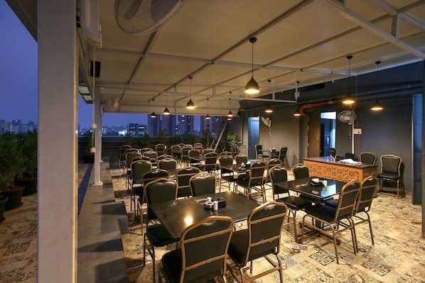 Desayuno buffet (INR 299 por persona)