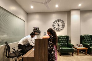 Quầy tiếp tân