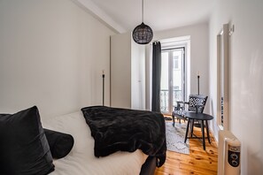 2 quartos, escrivaninha, ferros/tábuas de passar roupa, berço de viagem