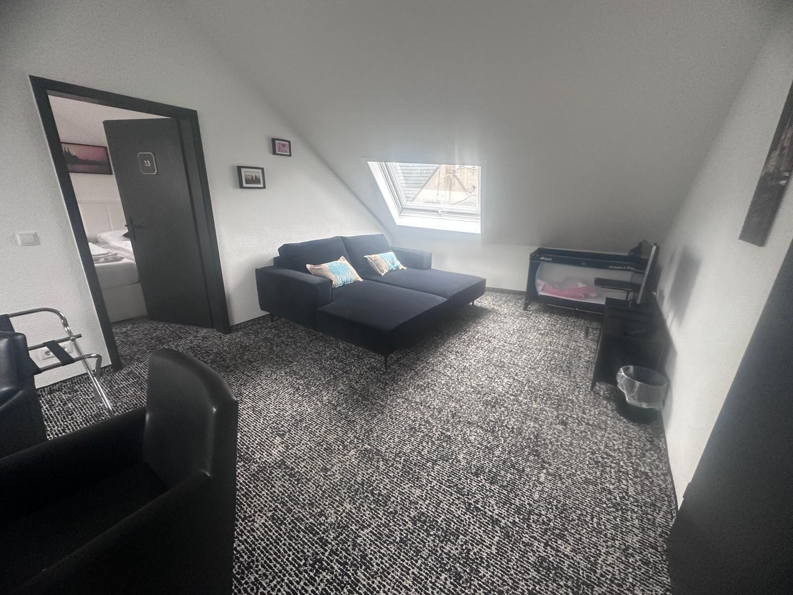 Familienapartment, 3 Schlafzimmer, Flussblick | Wohnbereich | 32-Zoll-LED-Fernseher mit Kabelempfang, Fernseher, Arbeitsbereiche