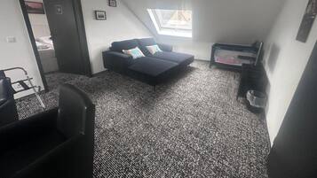 Familienapartment, 3 Schlafzimmer, Flussblick | Wohnbereich | 32-Zoll-LED-Fernseher mit Kabelempfang, Fernseher, Arbeitsbereiche