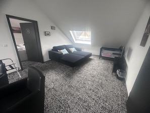 Family Apartment, 3 Bedrooms, River View | Living area | 32-inch LED TV with cable channels, TV, offices - Panorama Hotel Rheinkrone (Andernach)