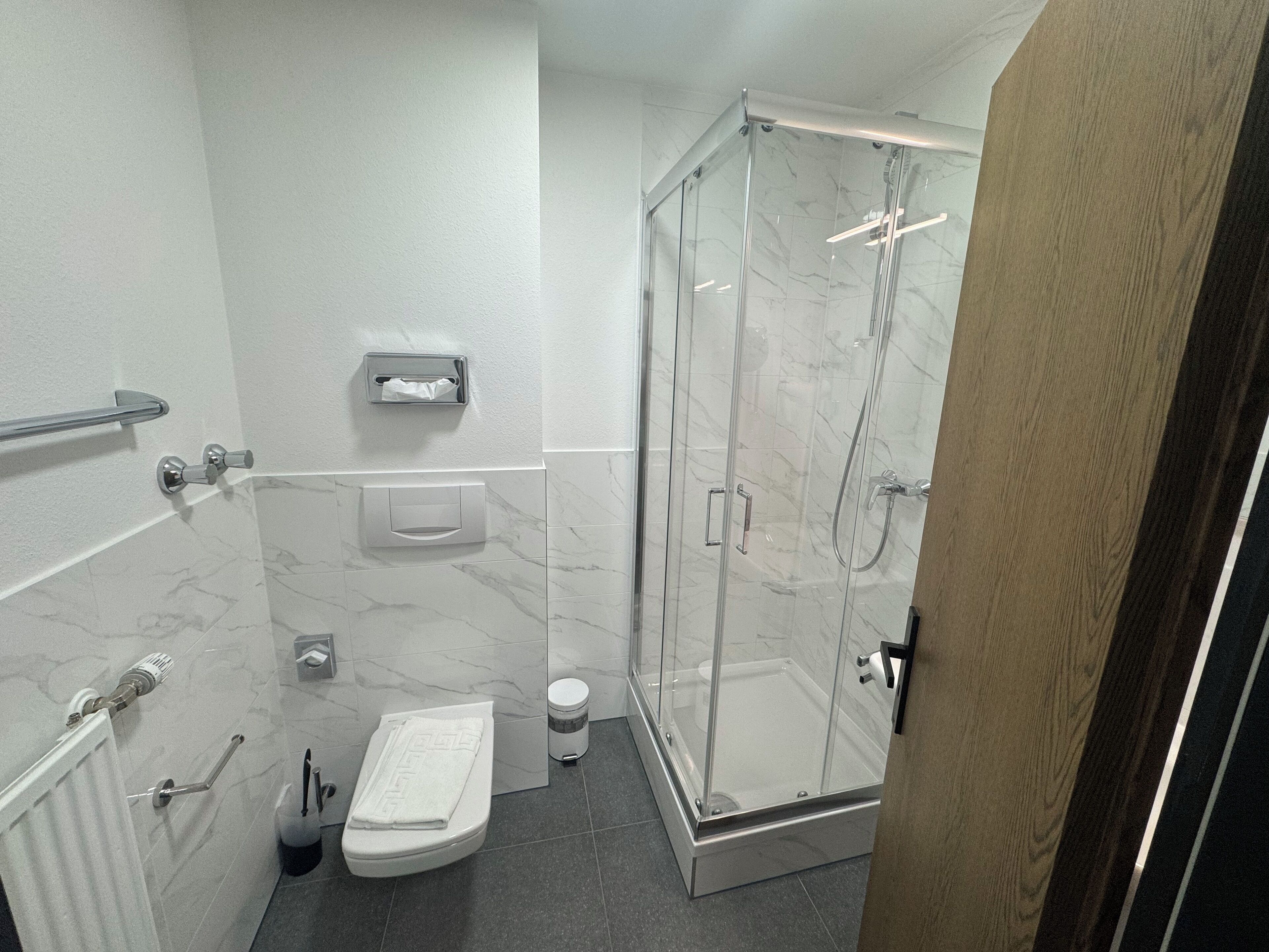 Doccia, asciugacapelli, asciugamani, sapone