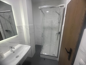 Family Triple Room, Multiple Beds, River View | Bathroom | Shower, hair dryer, towels, soap - Panorama Hotel Rheinkrone (Andernach)