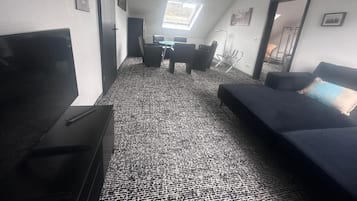 Departamento familiar, 3 habitaciones, vista al río | Área de sala de estar | Televisión LED de 32 pulgadas con canales por cable y televisión