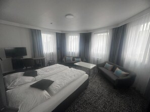 Tripla familiare, letti multipli, vista fiume | Una cassaforte in camera, una scrivania, postazione laptop