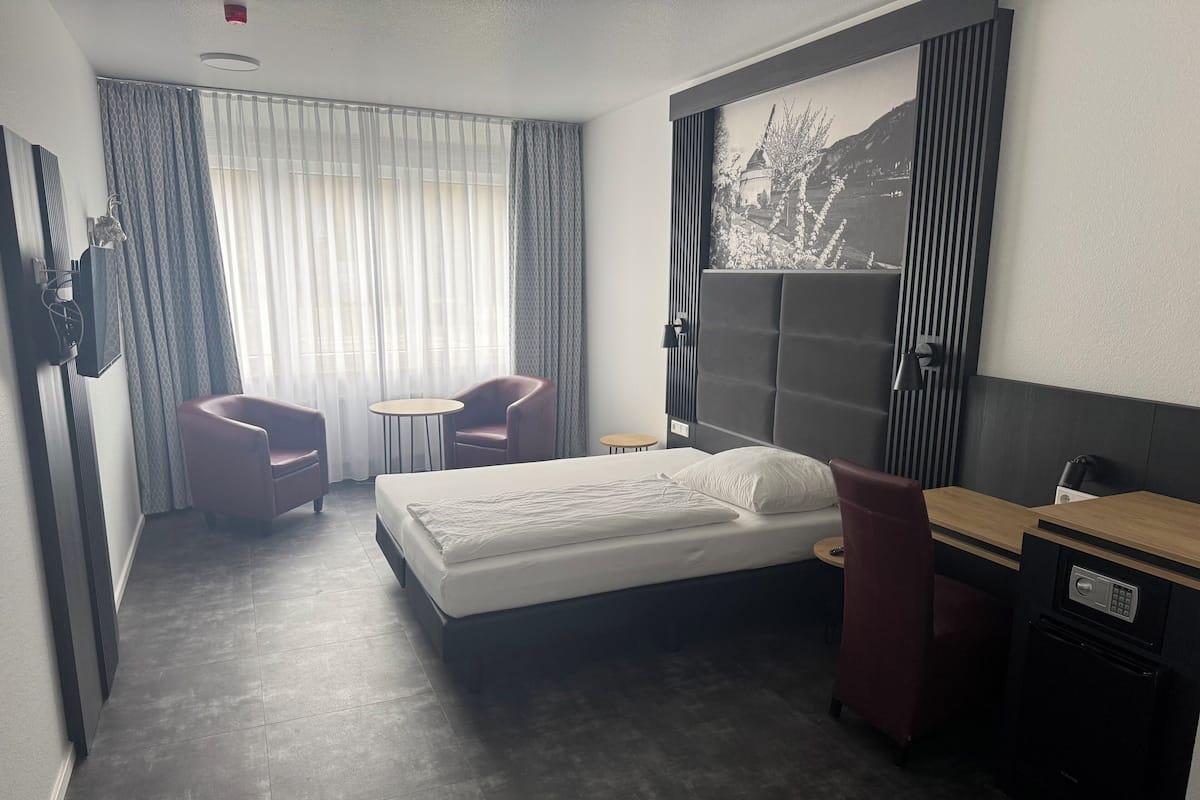 Een kluis op de kamer, een bureau, een laptopwerkplek, gratis wifi