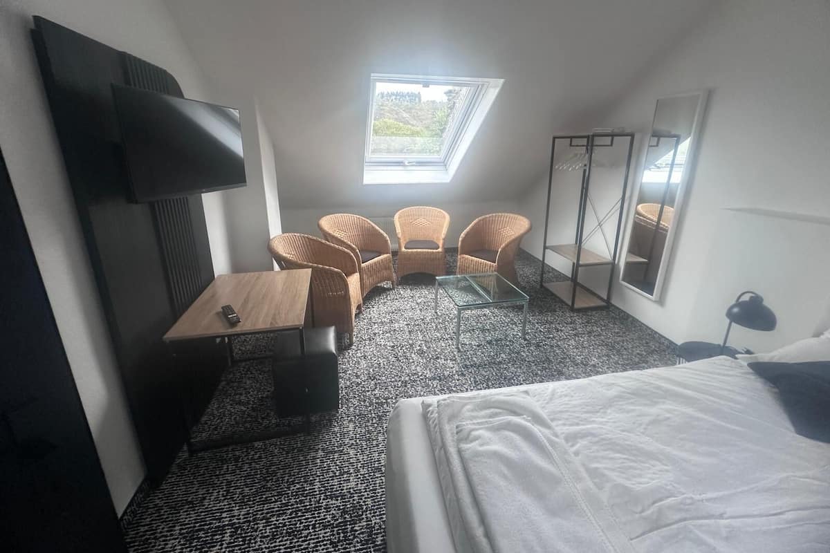 Familie appartement, 3 slaapkamers, uitzicht op rivier | Een kluis op de kamer, een bureau, een laptopwerkplek, gratis wifi