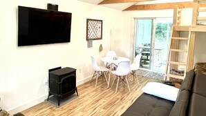 Living area - Mount Major Cottage - Gunstock Gateway to NH Lakes & Mountains (Alton)