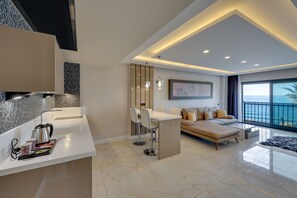Suite Deluxe | 1 habitación, minibar, caja de seguridad en la habitación y escritorio 