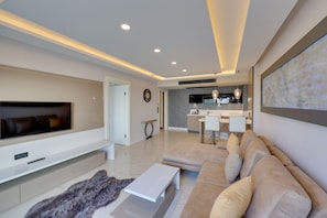 Phòng Suite Deluxe | Khu phòng khách | TV LED 