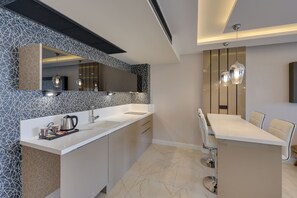 Svit Deluxe | 1 sovrum, minibar, värdeförvaringsskåp på rummet och skrivbord