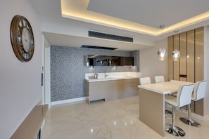 Deluxe-Suite | Wohnbereich | LED-Fernseher