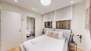 Down duvets, individually decorated, individually furnished, desk - JAFFA - Authentic Collection - By HOMY (Tel Aviv)