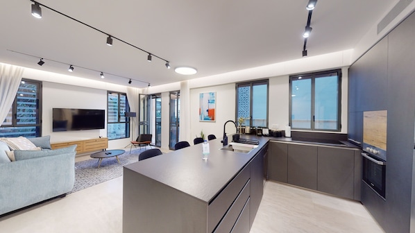 3BR Apartment (Dishon 3) | Aire de séjour | Téléviseur connecté de 55 po avec télévision numérique, téléviseur