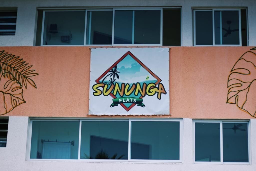 Un edificio con un letrero que dice "SUNONGA FLATS".