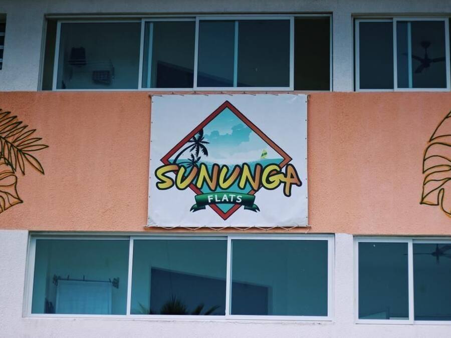 Un edificio con un letrero que dice "SUNONGA FLATS".