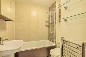 Departamento, 1 cama Queen size y sofá cama | Baño | Tina con regadera, tina profunda, secadora de cabello, toallas 