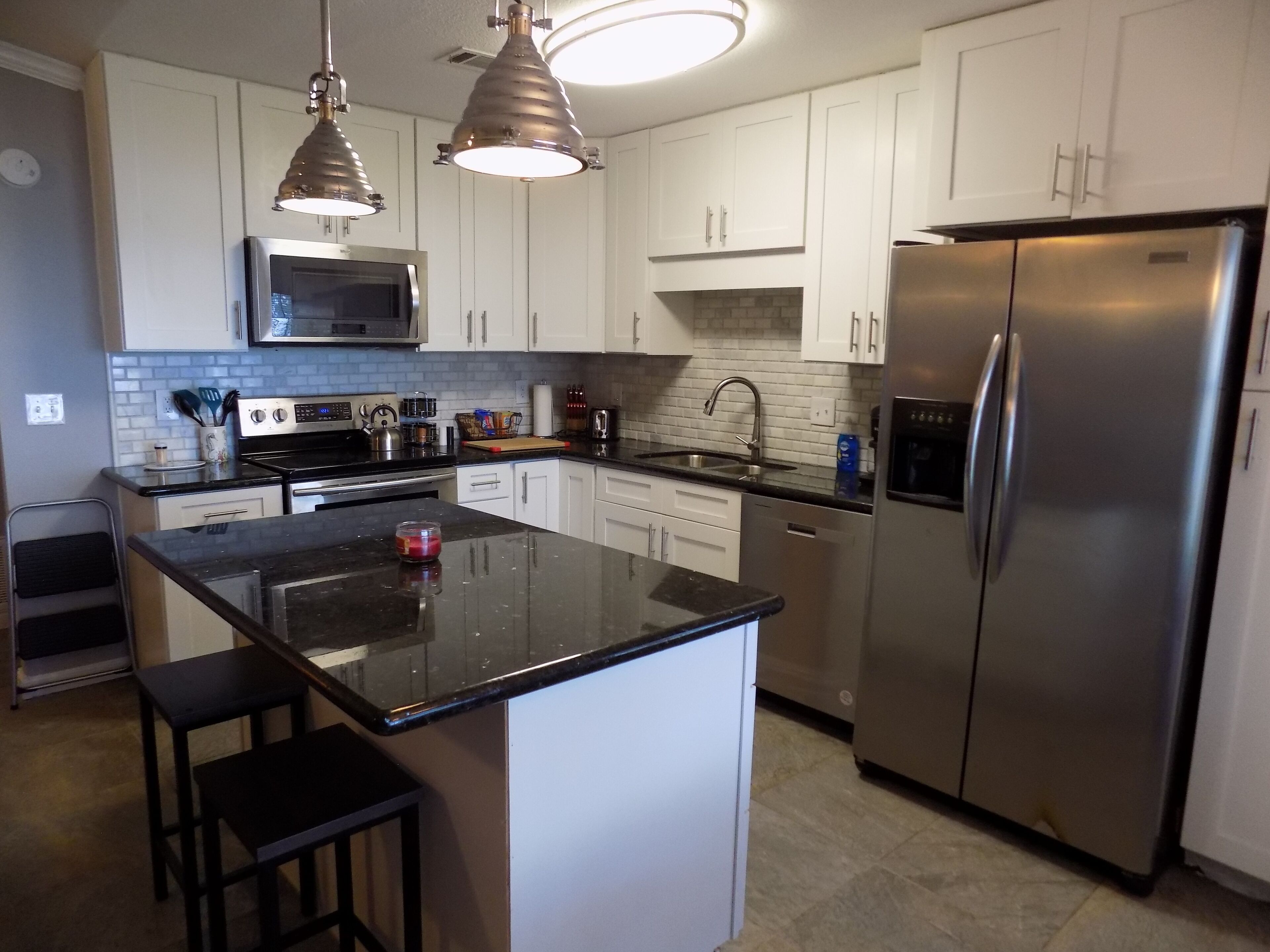 Réfrigérateur, four à micro-ondes, un four, surface de cuisson