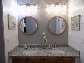 Secador de pelo, toallas, jabón y champú