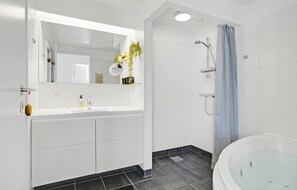 Apartment | Bathroom