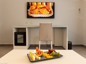 Deluxe dubbelrum | Minibar, värdeförvaringsskåp på rummet och skrivbord