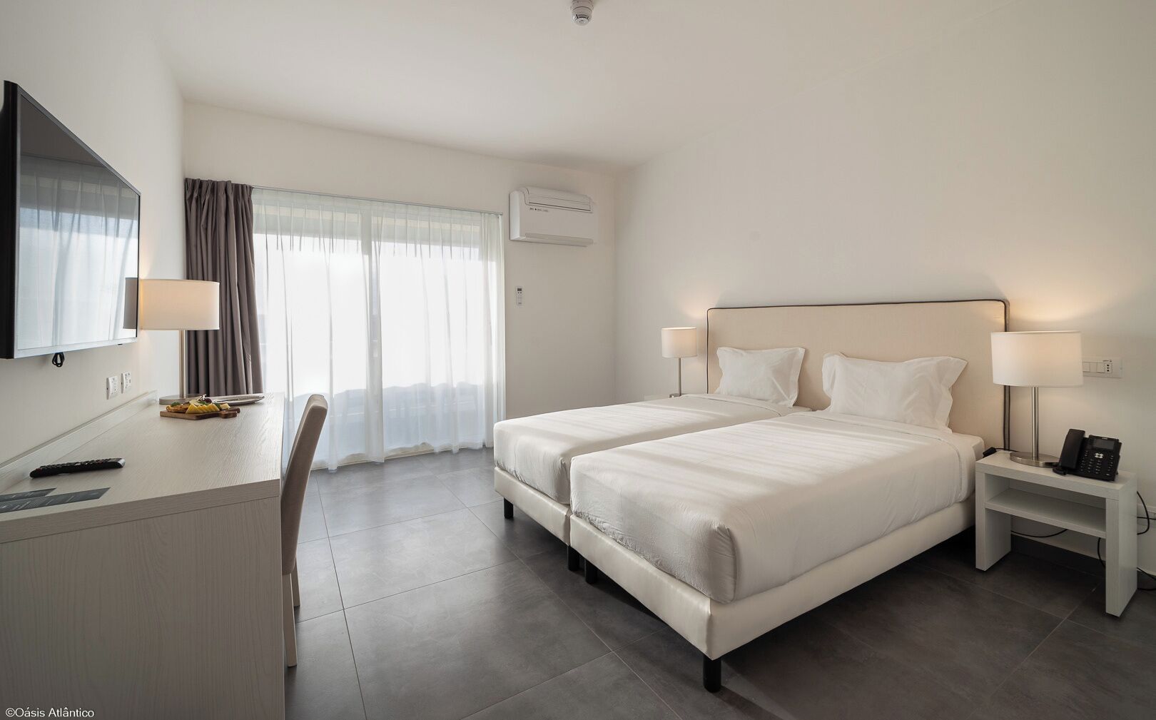 Habitación Deluxe doble | Minibar, caja fuerte, escritorio y cortinas opacas