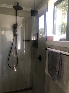 Douche, sèche-cheveux, serviettes fournies, savon