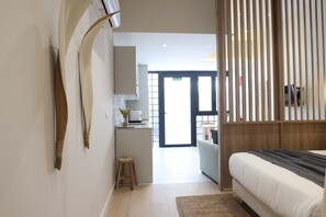 Chambre Quadruple Design | Rideaux occultants, chambres insonorisées, fer et planche à repasser