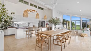 Interior - Noosa Mountain Retreat (Cooroy Mountain)