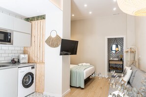 Comfort vierpersoonskamer | Woonruimte | Een 32-inch smart-tv met digitale zenders en een televisie