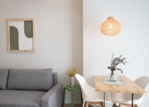 Comfort vierpersoonskamer | Woonruimte | Een 32-inch smart-tv met digitale zenders en een televisie