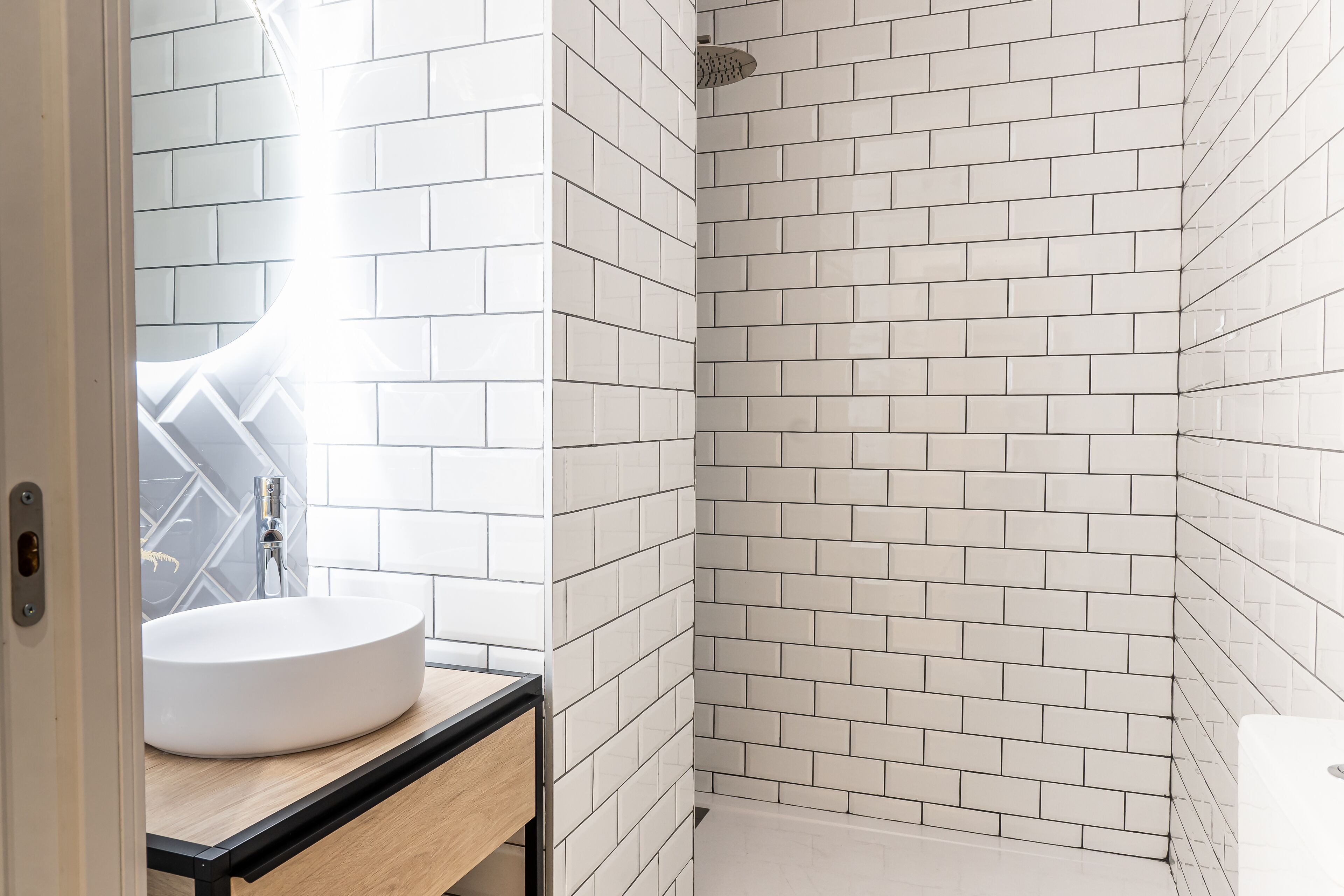 City vierpersoonskamer | Badkamer | Een haardroger, handdoeken, zeep, shampoo