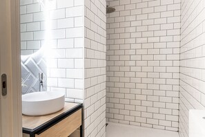 Kamar Quadruple Kota | Kamar mandi | Pengering rambut, handuk, sabun, dan sampo