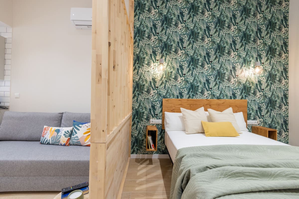 Quarto quádruplo club | Roupas de cama premium, edredons de pluma, cortinas blackout