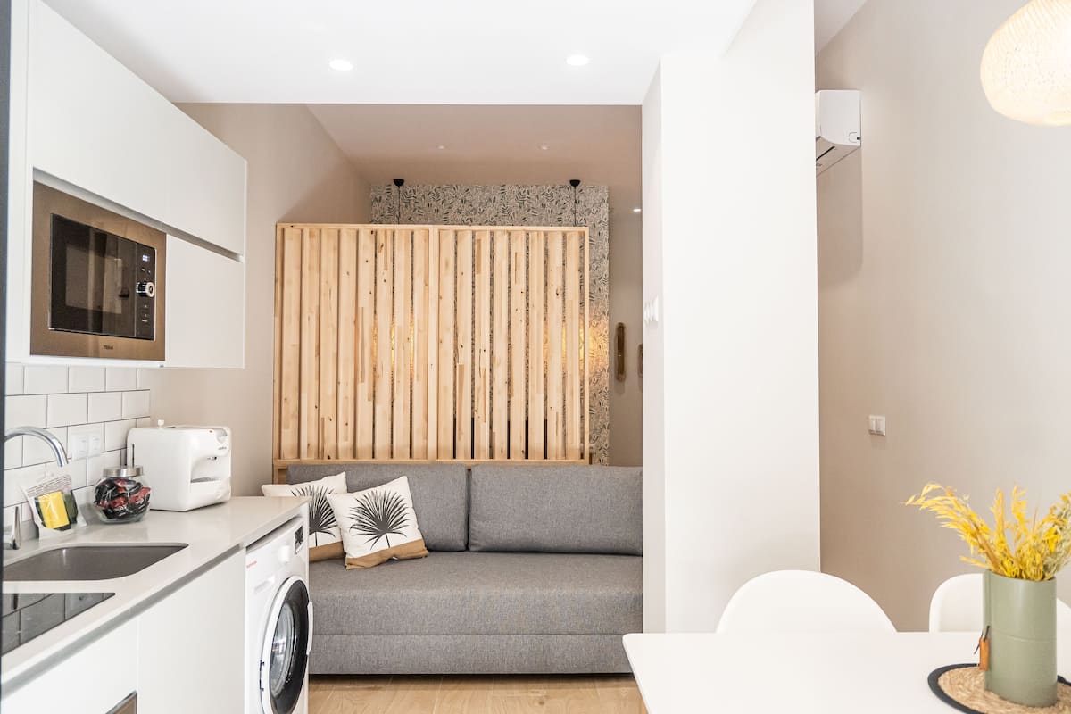 Quarto quádruplo urbano | Área de estar | Smart TV 32 polegadas com canais digitais, TV