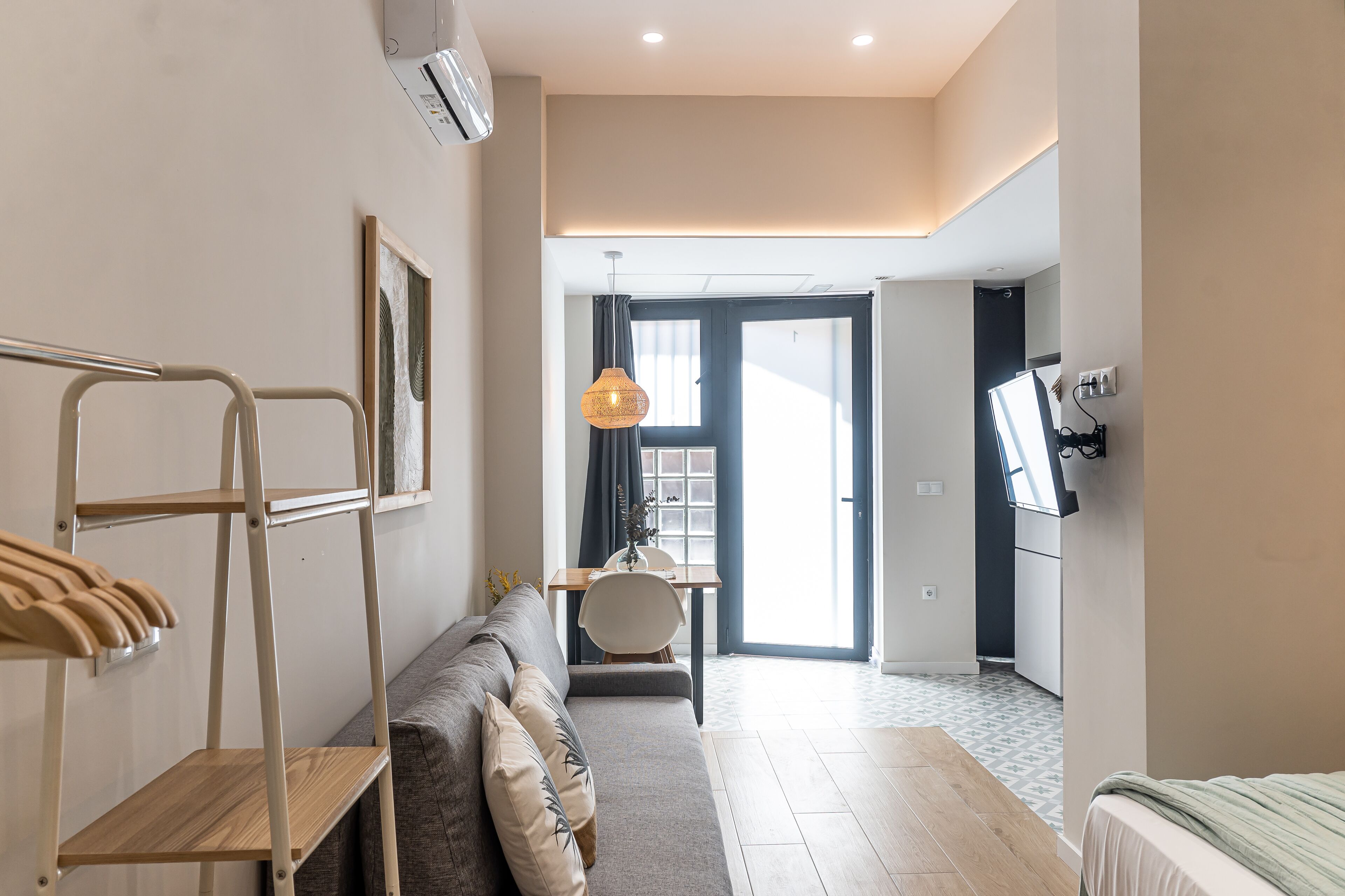 Chambre Quadruple Confort | Coin séjour | TV connectée de 32 pouces avec chaînes numériques, télévision