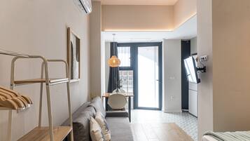 Chambre Quadruple Confort | Coin séjour | TV connectée de 32 pouces avec chaînes numériques, télévision