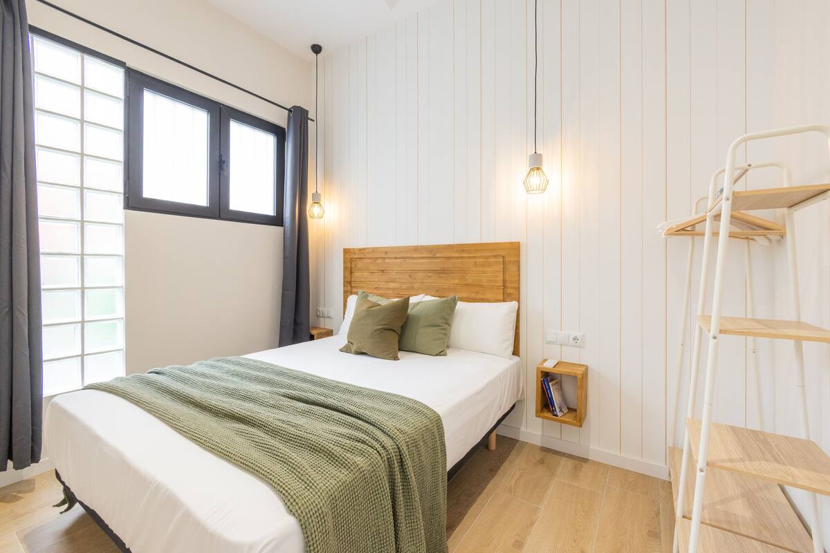 Quarto quádruplo executivo | Roupas de cama premium, edredons de pluma, cortinas blackout