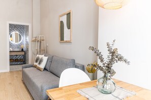 Comfort vierpersoonskamer | Woonruimte | Een 32-inch smart-tv met digitale zenders en een televisie