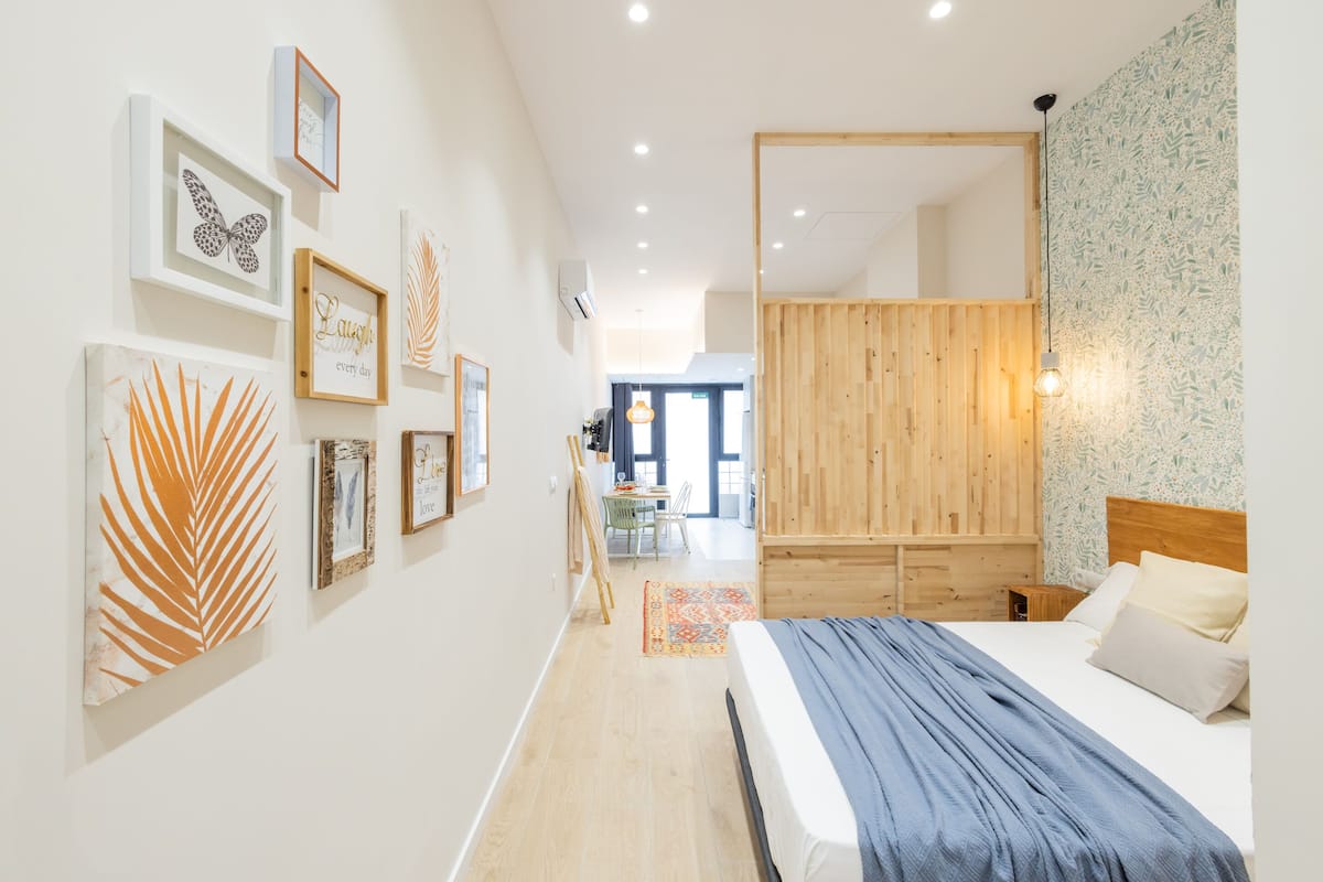 Quarto quádruplo básico | Roupas de cama premium, edredons de pluma, cortinas blackout