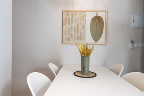 City-Vierbettzimmer | Wohnbereich | 32-Zoll-Smart-TV mit Digitalempfang, Fernseher