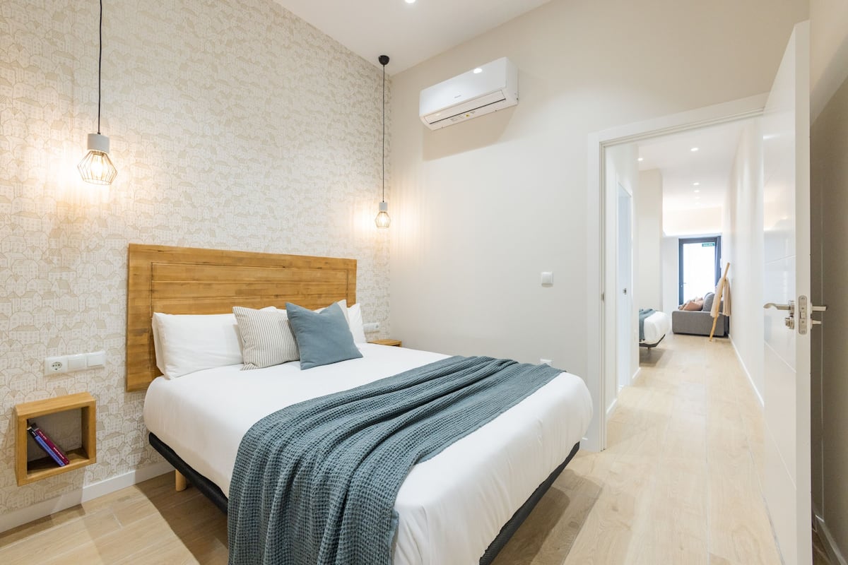 Quarto quádruplo design | Roupas de cama premium, edredons de pluma, cortinas blackout